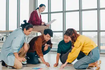 Ilustrasi karyawan sedang diskusi.