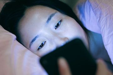 Sering Main HP Sampai Lupa Waktu? Awas Kamu Bisa Kena Penyakit ...