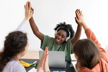 Insecure dengan Warna Kulit? 4 Hal Ini Bisa Membantumu Mengatasinya! 3 Tingkatkan Pendidikan dan Kesadaran