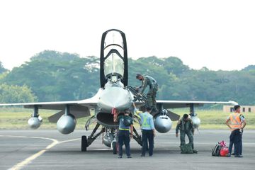 18 Pesawat Tempur F-16 TNI AU Mendarat di Lanud Halim ...