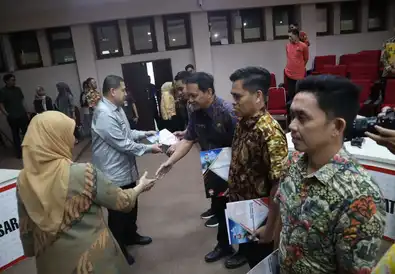 Wali Kota Makassar Serahkan SK Pengangkatan bagi 20 Pegawai Mutasi