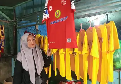 Penjualan Meroket, BRI Liga 1 Bawa Berkah Bagi Pedagang Merchandise Di Sekitar Stadion Demang Lehman Martapura