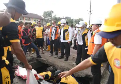Antisipasi Musim Hujan, Pemkot Makassar Bersihkan Drainase di Kawasan Rawan Banjir
