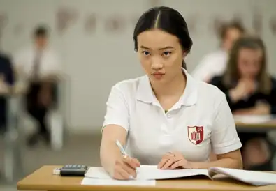 Review Film Bad Genius Versi Amerika, Strategi Curang  si Cerdik Lynn