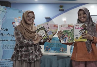 PLN UID Kalbar Gelar Gerakan 1000 Buku Untuk Santri dan Anak Yatim