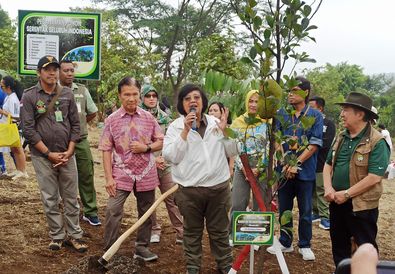 Tanam Pohon Serentak, Menteri LHK dan Masyarakat Berkolaborasi Tekan Dampak Perubahan Iklim