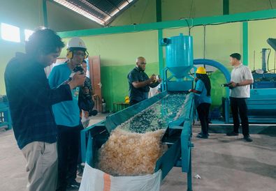 PLN: Dorong Kota Pontianak Jadi Lebih Hijau, Bantu Bank Sampah Khatulistiwa dengan Teknologi Daur Ulang Modern