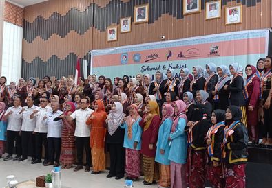 Bupati Sujiwo Buka Wisuda Akademi Paradigta 2025, Dorong Pemberdayaan Perempuan Desa