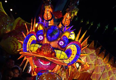 49 Naga Bersinar Meliuk di antara Lautan Manusia di Jalan Gajah Mada Kota Pontianak