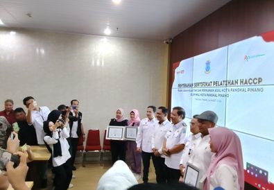  Pemkot Pangkalpinang Menyerahkan Sertifikat HACCP Kepada Pelaku UMKM 
