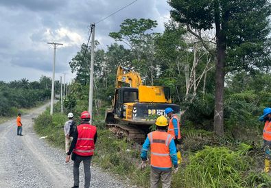 PLN ULP Kuala Tungkal Percepat Pembangunan Jaringan Listrik Bersama DLH