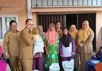 Sasar 378 Penerima Manfaat di Desa Kurau Barat , Pemkab Bangka Tengah Salurkan Bantuan Pangan Beras