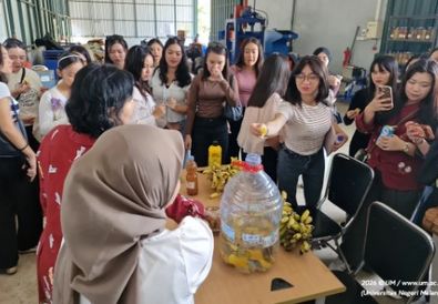 Peserta International Summer Course FIS UM Praktikkan Pengolahan Limbah Organik Jadi Eco-Enzyme