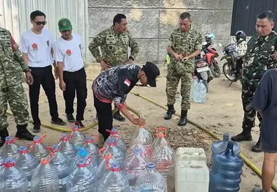 Bantu Warga yang Kekeringan Air, Pasukan Anti Karhutla Salurkan 15 Ton Air Bersih