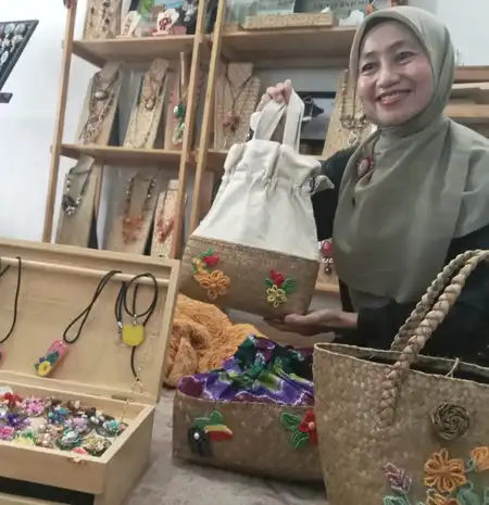 Mengenal Sosok Nurhamdhani, Dosen Bahasa Perancis yang Sukses Jadi Pengusaha Aksesori Premium