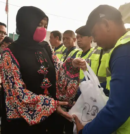Fatmawati Rusdi Beri Ratusan Paket Sembako ke Pekerja TPA Tamangapa 
