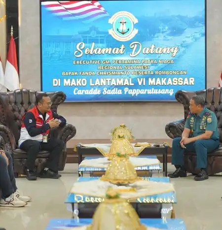 Jelang Lebaran, Danlantamal VI Makassar Bantu Pertamina Kawal Distribusi Energi Jalur Laut 
