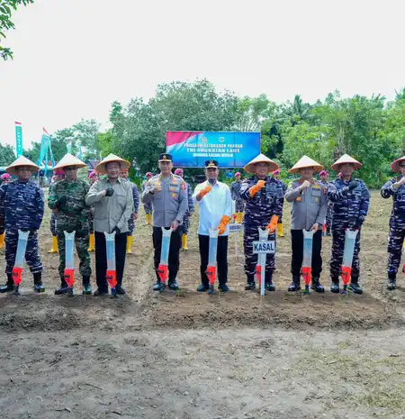 Gubernur Andi Sudirman Serahkan Bantuan Kapal untuk Nelayan Takalar