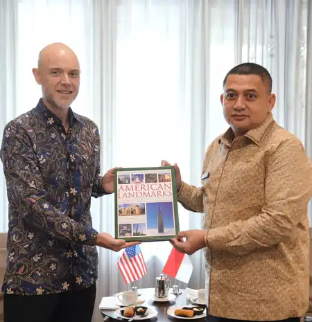 Perkuat Kerja Sama Internasional, Wali Kota Makassar Temui Konjen AS di Surabaya