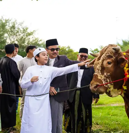 Salat Iduladha di Masjid Kubah 99, Sekda Sulsel Saksikan Penyerahan Sapi Kurban Bantuan Presiden
