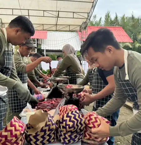 Bebas Sampah Plastik, Pertamina Kemas Daging Kurban Pakai Besek