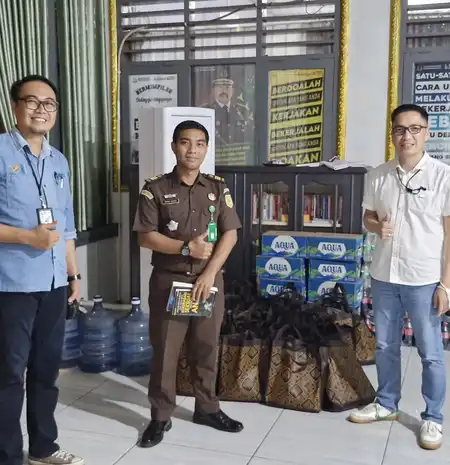 Momen Idul Adha 1446 H BRI Cabang Tondano Serahkan Bantuan Sembako ke Kejari Minsel