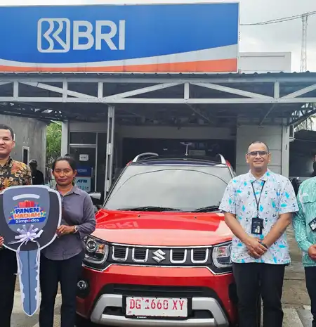 Pinca BRI Cabang Soa Sio Serahkan Langsung Hadiah Grand Prize Simpedes ke Pemenang