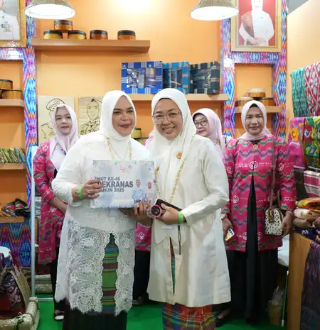 Booth Dekranasda Makassar Menarik Perhatian di HUT ke-45 Dekranas