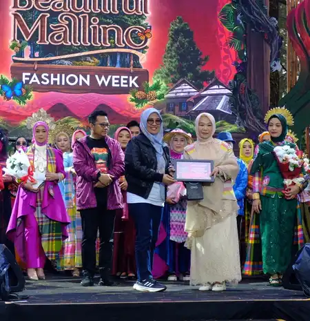 Busana Cora’ La’ba Tampil Memukau di Fashion Week Beautiful Malino 2025