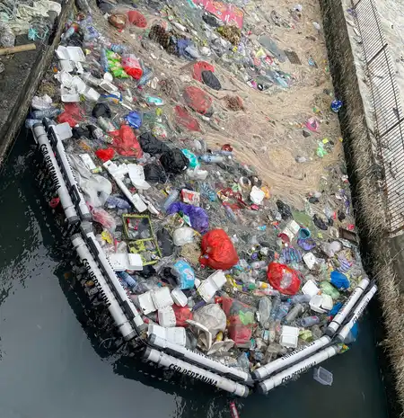 Cegah Sampah ke Laut, Pertamina Pasang Trash Barrier di Sungai Pasar Lakessi Parepare 