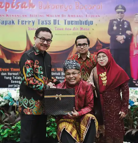 Perpisahan Bernuansa Kultural, Feri Tas Tinggalkan Sulsel Menuju Pusat