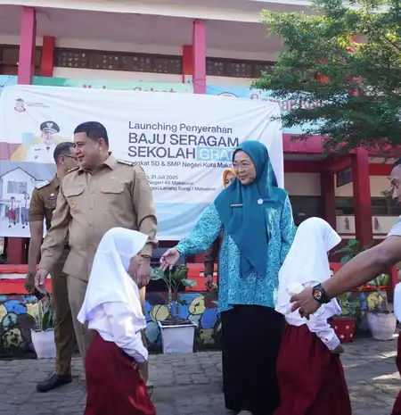 Munafri dan Melinda Aksa Serahkan Langsung Seragam Gratis ke Siswa