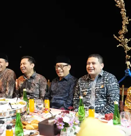 Wali Kota Makassar Dampingi Menag RI Nikmati Senja di Pantai Losari
