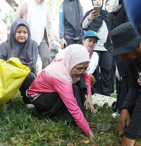 TP PKK Makassar Tanam 30 Lubang Biopori di Taman Gajah Losari