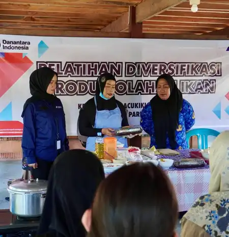 UMKM Binaan Pertamina Ajari Emak-emak di Parepare Bikin Olahan Bandeng Presto 