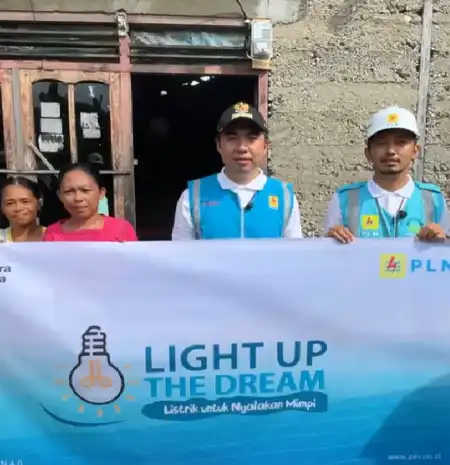 PLN UP3 Tahuna Nyalakan Harapan: 19 Keluarga Kurang Mampu di Pulau Lipang Nikmati Listrik Gratis