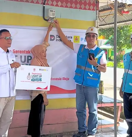 Program “Light Up the Dream”, Sambung Listrik Gratis Donasi Pegawai PLN Berhasil Nyalakan Lebih dari 154 Keluarga Prasejahtera