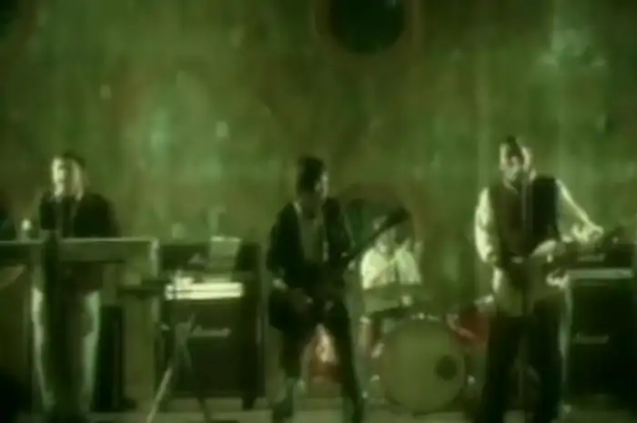 Lirik Lagu Aku Jatuh Cinta By Roulette Aku jatuh cinta kepada dirinya