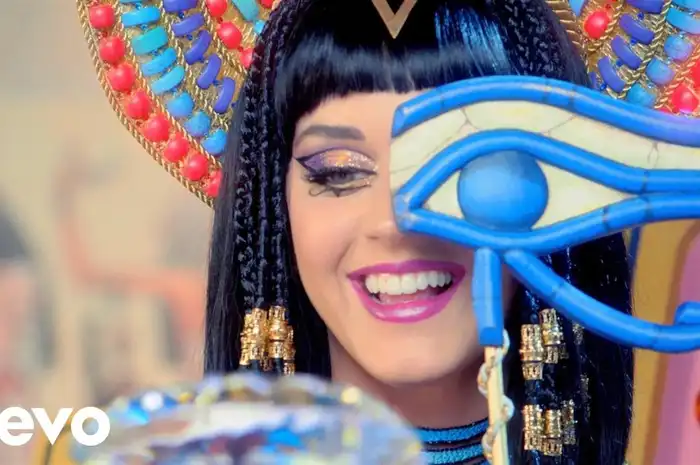 Lirik dan Terjemahan Lagu Bandaids - Katy Perry, Coba Segala Obat