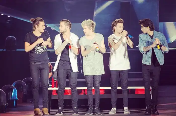 Lirik Lagu Strong - One Direction, Lengkap Terjemahan Indonesia - Sonora.id