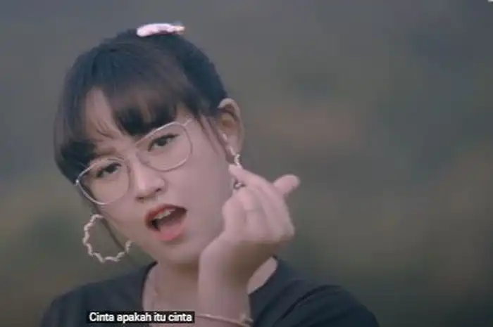 Lirik Lagu ‘Apakah Itu Cinta’ yang Dinyanyikan oleh Happy Asmara