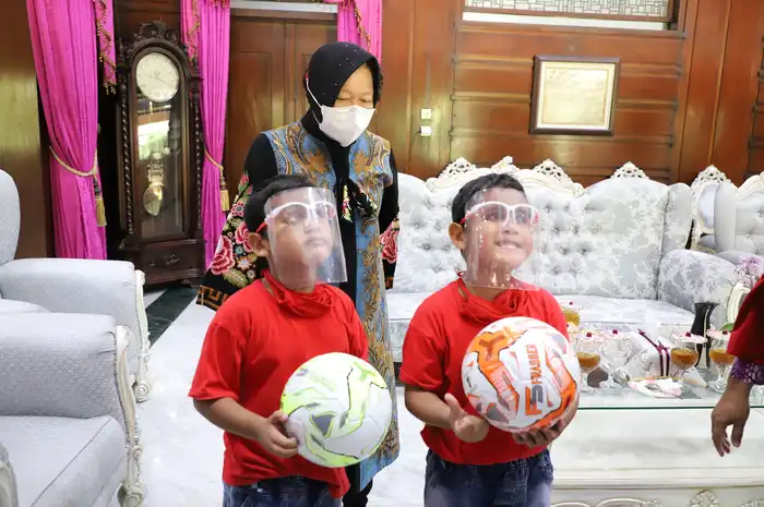 Temui Anak Kembar Hafidz Qur’an, Risma Beri Pengobatan & Perawatan ...
