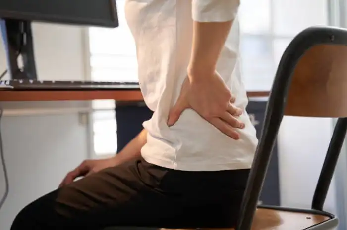 5 Gerakan Rahasia untuk Mengurangi Nyeri Punggung Akibat Duduk Lama