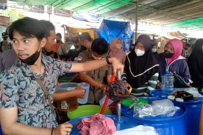 Minyak Goreng Curah Dijual Murah, Warga Palembang Antusias Mengantre