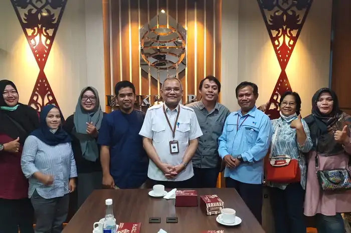 Sumber  :  Fojekha     Keterangan Foto :  Pengurus Forum Jurnalis Ekonomi Khatulistiwa (Fojekha) bersilaturahmi dengan Guru Besar Fakultas Ekonomi dan Bisnis Universitas Tanjungpura sekaligus Komisaris Bank Kalbar Prof Dr Eddy Suratman, belum lama ini. Fojekha akan menggelar Talkshow Perekonomian, Workshop Wartawan Ekonomi Kalbar dan Deklarasi Pengurus Forum Jurnalis Ekonomi Khatulistiwa 2023-2025.