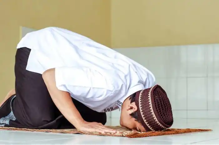 Bacaan Sujud Tilawah, Lengkap dengan Arti dan Cara Pelaksanaannya
