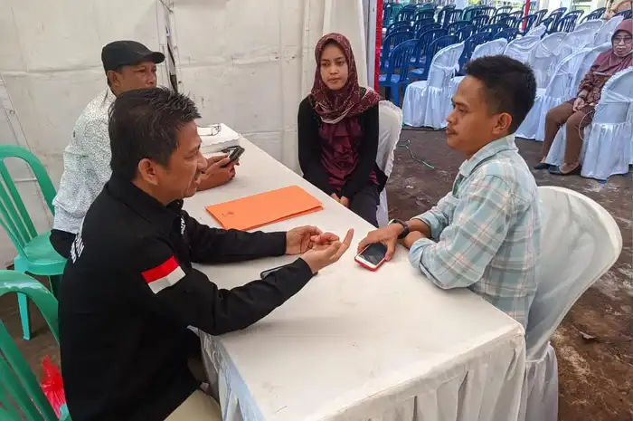 Diskop UKM saat memberikan layanan pendampingan pengurusan NIB di perayaan HUT Kearsipan dan Perpustakaan Nasional.