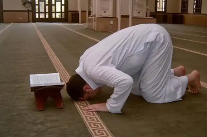 Tata Cara Melaksanakan Sujud Tilawah, Lengkap dengan Doa dan