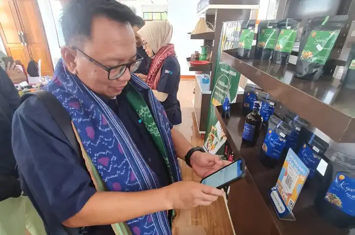 Dewan Komisaris Bank Rakyat Indonesia Herry Sunaryadi dan Nurmaria Sarosa melakukan kunjungan kerja ke BRI Cabang Soa Sio.