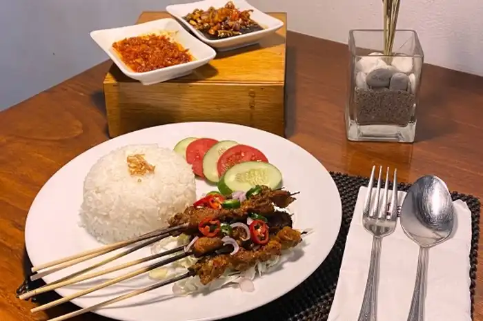 favehotel Malioboro Yogyakarta mempersembahkan menu Edisi 'Satay TrEATs Everywhere' dengan menu 'Sate Sapi Bumbu Rujak' yang disajikan dengan nasi putih, sayuran, dan dua macam sambal, menjadi salah satu khas masakan nusantara ala favehotel Malioboro.